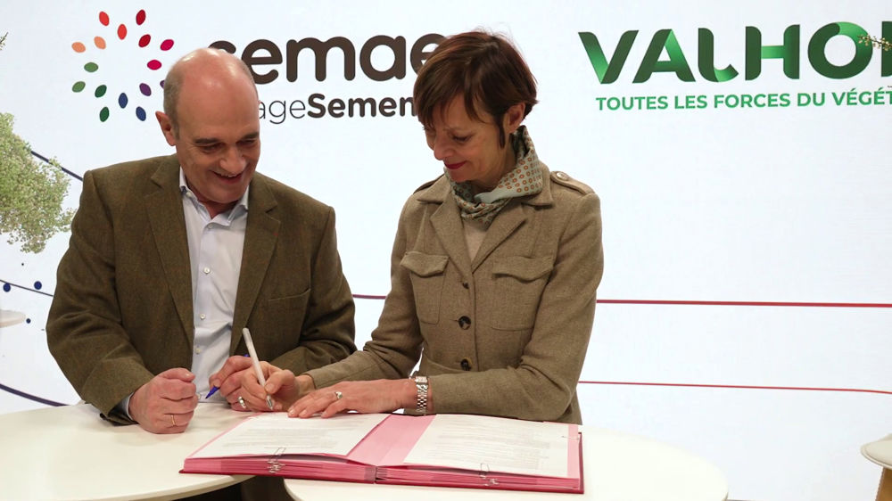 Catherine Muller, présidente de Valhor et Vincent Desprez, président de Semae, lors de la signature de la convention-cadre le 28 février au Salon International de l'agriculture.