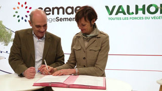 Catherine Muller, présidente de Valhor et Vincent Desprez, président de Semae, lors de la signature de la convention-cadre le 28 février au Salon International de l'agriculture.