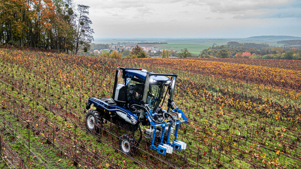 Avec ce nouvel enjambeur TE06 pour vignes étroites, New Holland souhaite conquérir le marché des zones viticoles encore vendangées à la main.