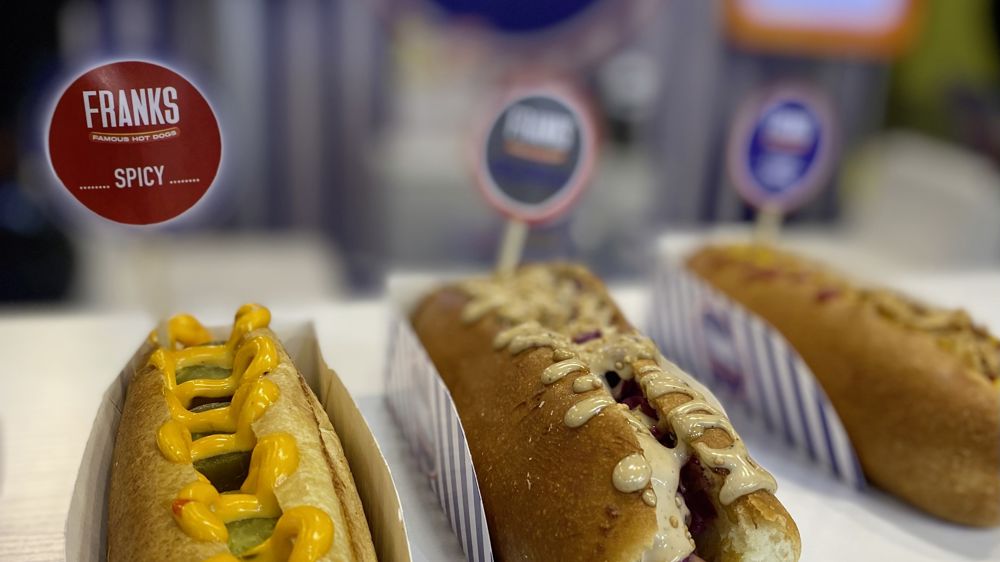 Parmi les franchises de restauration présentes : Franks, une enseigne spécialisée sur le hot-dog, un classique new-yorkais de plus en plus visible en snacking.