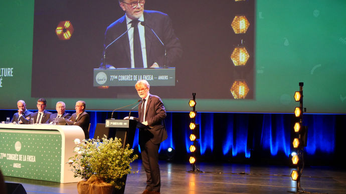 Sur les molécules phytosanitaires interdites, le ministre Marc Fesneau a annoncé un examen, filière par filière, des impasses et des alternatives présentes relevant du biocontrôle ou d’autres phytos… à organiser pour septembre 2023 au plus tard, en concertation avec d’autres acteurs.