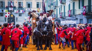 Connu pour sa bataille d'oranges, le carnaval d'Ivrea est un événement unique où l'histoire et la légende s'entremêlent. Connu pour sa bataille d'oranges, le carnaval d'Ivrea est un événement unique où l'histoire et la légende s'entremêlent.