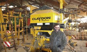 Damien Lidon a commencé à observer les premières améliorations de la vie de son sol au bout de 3-4 ans d’utilisation du strip-till. Damien Lidon a commencé à observer les premières améliorations de la vie de son sol au bout de 3-4 ans d’utilisation du strip-till.