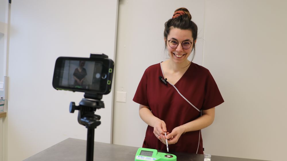 Assistante vétérinaire en rurale, Claire Guezel diffuse sur sa chaîne Youtube informations et gestes techniques pour aider les éleveurs.