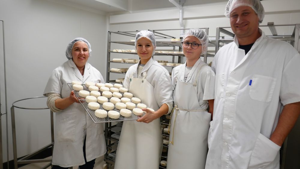 L’EARL les Folies chevrières propose une gamme élargie de produits laitiers : fromages, yaourts, faisselle, lait cru.