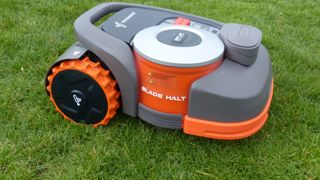 Robot Segway Navimow en action sur une pelouse sportive, présenté en avant-première par Iseki France le 6 avril 2023.