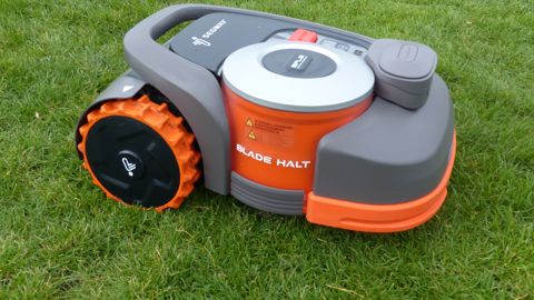 Robot Segway Navimow en action sur une pelouse sportive, présenté en avant-première par Iseki France le 6 avril 2023. Robot Segway Navimow en action sur une pelouse sportive, présenté en avant-première par Iseki France le 6 avril 2023.