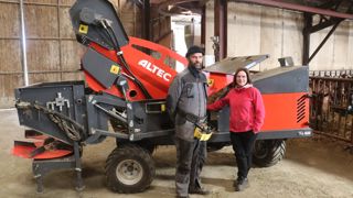 Martin se sert quotidiennement de la dérouleuse-pailleuse Multicompact et Christel est amené à l'utiliser quand Martin ne peut pas.
