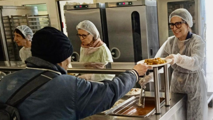 La DG France de Labeyrie Fine Foods, filiale de la coopérative Lur Berri, Nathalie Reyé-Lacroix, sert des repas pour une association de réinsertion, « La mie de pain ».