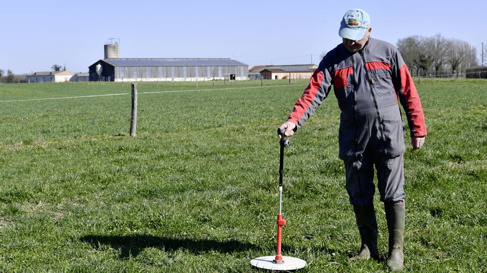 Un état des lieux sur toutes les prairies est indispensable pour organiser la sortie au pâturage. Pour ce faire, l'herbomètre s'avère très utile.