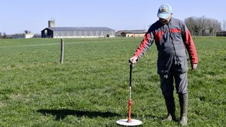 Un état des lieux sur toutes les prairies est indispensable pour organiser la sortie au pâturage. Pour ce faire, l'herbomètre s'avère très utile. Un état des lieux sur toutes les prairies est indispensable pour organiser la sortie au pâturage. Pour ce faire, l'herbomètre s'avère très utile.