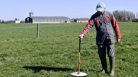 Un état des lieux sur toutes les prairies est indispensable pour organiser la sortie au pâturage. Pour ce faire, l'herbomètre s'avère très utile.