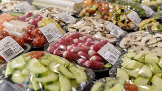 En 2021, 96,1 % des quelque 88 000 échantillons de denrées alimentaires analysés par l'Efsa dans l'Union européenne étaient conformes aux limites maximales de résidus phyto. En 2021, 96,1 % des quelque 88 000 échantillons de denrées alimentaires analysés par l'Efsa dans l'Union européenne étaient conformes aux limites maximales de résidus phyto.