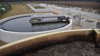 Les projets de réutilisation des eaux usées traitées sont à étudier au cas par cas, en fonction du débit nécessaire et des coûts engendrés. Les projets de réutilisation des eaux usées traitées sont à étudier au cas par cas, en fonction du débit nécessaire et des coûts engendrés.