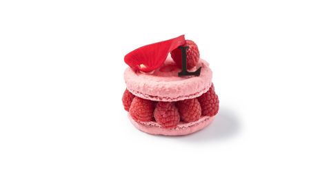 L’emblématique pâtisserie de la Maison Ladurée associe un macaron et un crémeux à la rose, avec des framboises et des litchis.