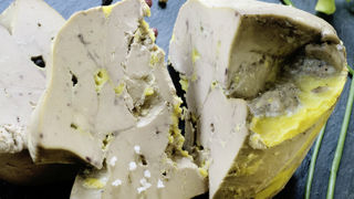 Entre 2021 et 2022, les ventes de foie gras en GMS ont reculé 19 % en volume, et de 2 % en valeur. Entre 2021 et 2022, les ventes de foie gras en GMS ont reculé 19 % en volume, et de 2 % en valeur.