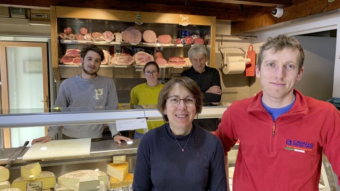 A Isola 2 000, dans les Alpes-Maritimes, Sylvain, Abigaelle Assmann (salariée) et Jacques Colombero (au fond), Monique Loncle et Jordann (devant) produisent, transforment et vendent 800 à 1000 l de lait par jour.