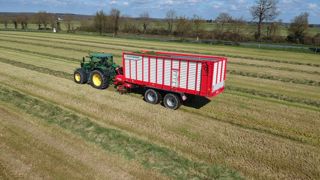 Le Gaec de la Herse à Pouillé-les-Côteaux, en Loire-Atlantique, délègue ses ensilages d’herbe à une ETA. Elle fournit trois autochargeuses qui travaillent en parallèle dans plusieurs parcelles.
