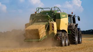 La presse Big Pack 1290 HDP2 atteint un débit de chantier de 85 t/h, d'après Krone. La presse Big Pack 1290 HDP2 atteint un débit de chantier de 85 t/h, d'après Krone.