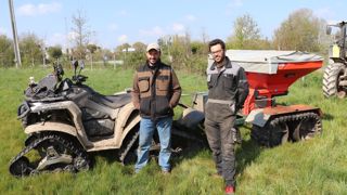 Sylvain (à gauche) et son frère Richard conduisent tous les deux l'ensemble sur chenilles, composé d'un quad et d'un distributeur monté sur une remorque.