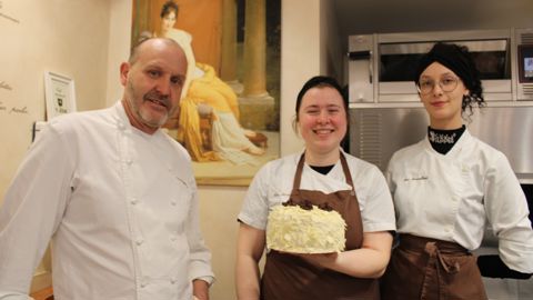 Philippe Rousselle, et deux de ses vendeuses, Abigail Sauvlet et Maude Venet, dans la boutique du quartier historique de Metz.