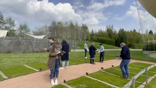 Des jurys de consommateurs jugeront au fil de la saison les candidats 2023 à l’obtention du label rouge dans le parc du végétal Terra Botanica, à Angers (49). Un premier jury est intervenu lors de l’inauguration de la parcelle le 18 avril pour noter à l’aveugle des gazons « classiques » et des mélanges candidats.