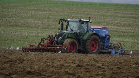 Pour emmener l’ensemble tasse-avant, herse rotative et semoir, l’agriculteur préconise l’utilisation d’un tracteur pesant 8 t minimum. Pour emmener l’ensemble tasse-avant, herse rotative et semoir, l’agriculteur préconise l’utilisation d’un tracteur pesant 8 t minimum.