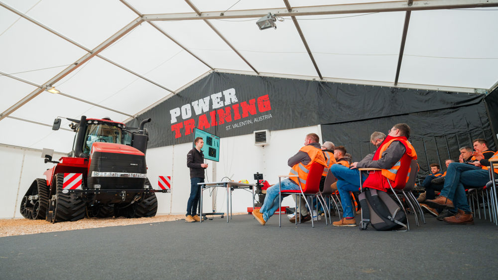 Des concessionnaires Case IH en formation à Saint-Valentin