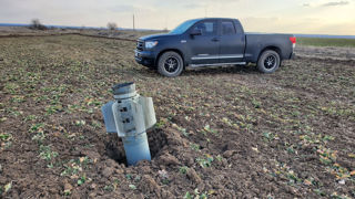 Les bombes qui n’ont pas explosé, les obus et les mines disséminés en Ukraine risquent de rendre inexploitables des terres agricoles. Les bombes qui n’ont pas explosé, les obus et les mines disséminés en Ukraine risquent de rendre inexploitables des terres agricoles.