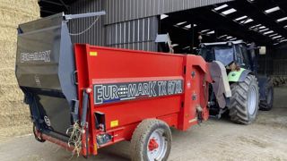 Toutes les pailleuses Euromark sont désormais équipées en standard du PowerDrive. Toutes les pailleuses Euromark sont désormais équipées en standard du PowerDrive.