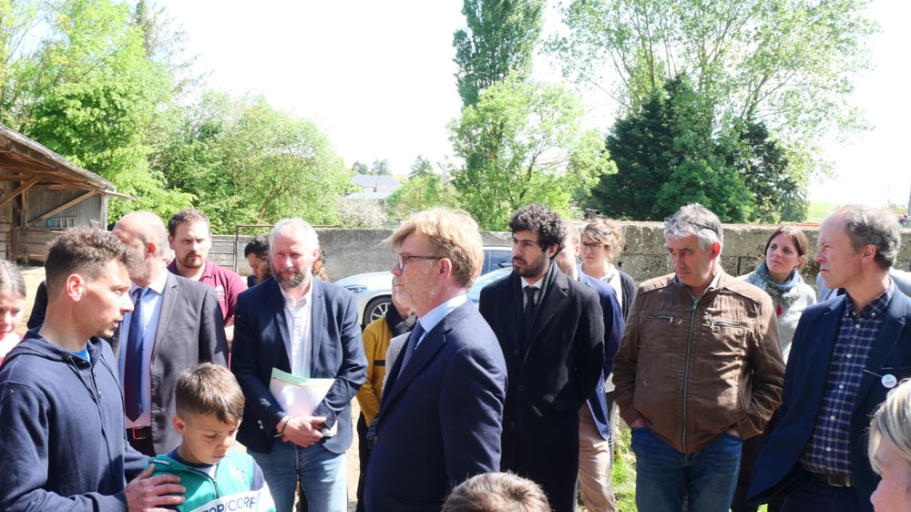 Marc Fesneau a été accueilli le 17 mai 2023 chez Michael Mos, éleveur laitier bio dans l'Oise, pour présenter son plan de soutien à l'agriculture biologique.