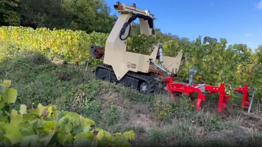 Sabi Agri : le chenillard enjambeur Zilus travaille en autonomie Sabi Agri : le chenillard enjambeur Zilus travaille en autonomie