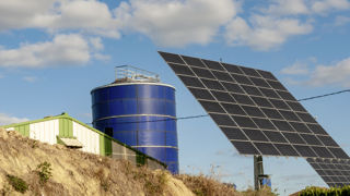 Selon l'AIE, plus d'un milliard de dollars par jour devraient aller à des investissements dans le solaire en 2023. Selon l'AIE, plus d'un milliard de dollars par jour devraient aller à des investissements dans le solaire en 2023.