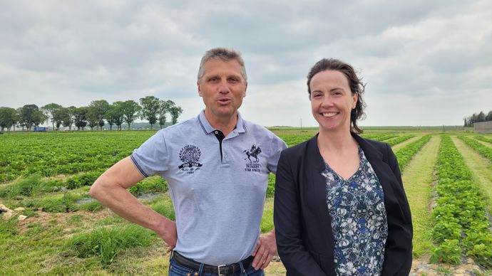 « Le technicien de ma coopérative m’a proposé la démarche et j’ai décidé d’engager une partie de mon exploitation dans le programme Cargill Regen Connect », témoigne Eric Objois, adhérent Agora à Duvy (Oise), au côté de Célie Lemoine, chargée de mission Agroécologie chez Agora.