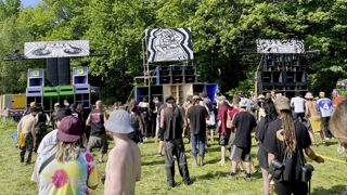 A Roybon, dans l'Isère, quelque 1 500 fêtards ont occupé un champ pendant trois jours. A Roybon, dans l'Isère, quelque 1 500 fêtards ont occupé un champ pendant trois jours.