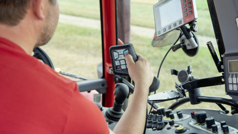 Pöttinger met en place un terminal et un joystick retravaillés pour contrôler ses outils.