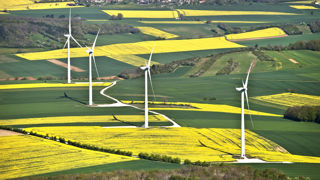 D'ici 2030, l'accroissement de la production d'électricité décarbonée reposera essentiellement sur les énergies éolienne et solaire. D'ici 2030, l'accroissement de la production d'électricité décarbonée reposera essentiellement sur les énergies éolienne et solaire.