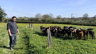 François Blot,en EARL à Pré-en-Pail (Mayenne), possède
180 vaches, à 5 500 litres de moyenne (80 normandes, 60 kiwis et 40 holsteins) :
100 % de ses 107 ha de SAU sont de l'herbe, dont 75 ha accessibles. François Blot,en EARL à Pré-en-Pail (Mayenne), possède
180 vaches, à 5 500 litres de moyenne (80 normandes, 60 kiwis et 40 holsteins) :
100 % de ses 107 ha de SAU sont de l'herbe, dont 75 ha accessibles.