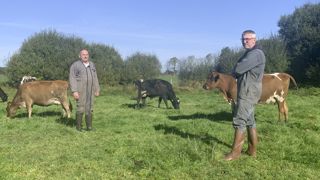 Le Pas (Mayenne), Laurent Gourdelier (à droite) et Dominique Collet estiment que « la différence se fait par la maîtrise des coûts via le pâturage, la conversion bio est un plus ». Le Pas (Mayenne), Laurent Gourdelier (à droite) et Dominique Collet estiment que « la différence se fait par la maîtrise des coûts via le pâturage, la conversion bio est un plus ».