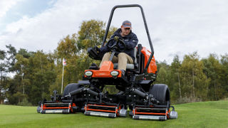 La SLF1 ELiTE à cinq éléments offre une largeur de travail de 2,08 m et 5,5 heures d’autonomie.