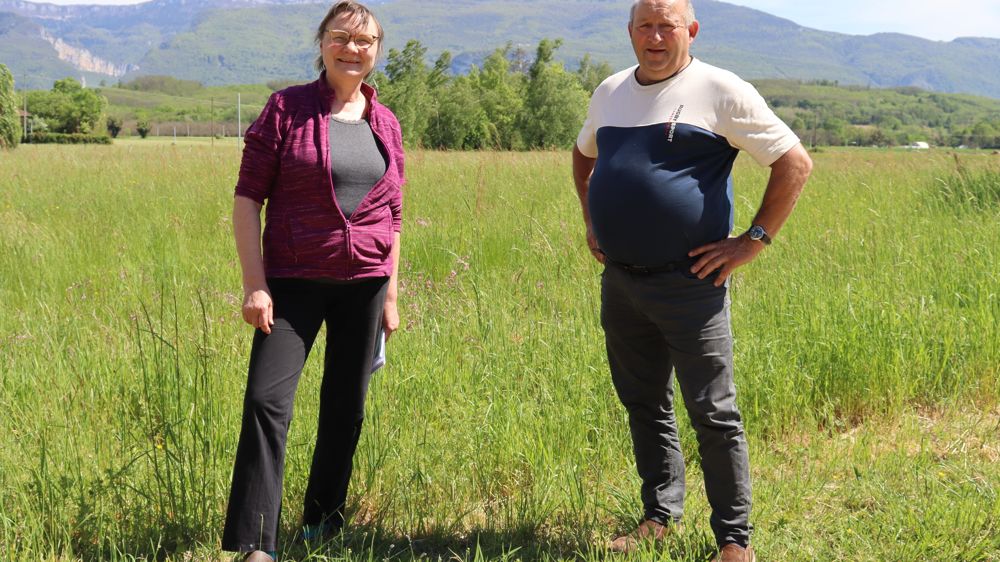 Les éleveurs isérois Corinne Nirat et Jean-Pierre Detroyat, à Varacieux, acteurs du projet « Des voix, des champs ».