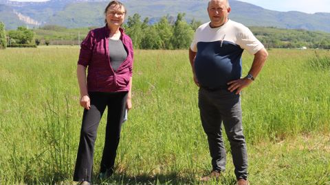 Les éleveurs isérois Corinne Nirat et Jean-Pierre Detroyat, à Varacieux, acteurs du projet « Des voix, des champs ».