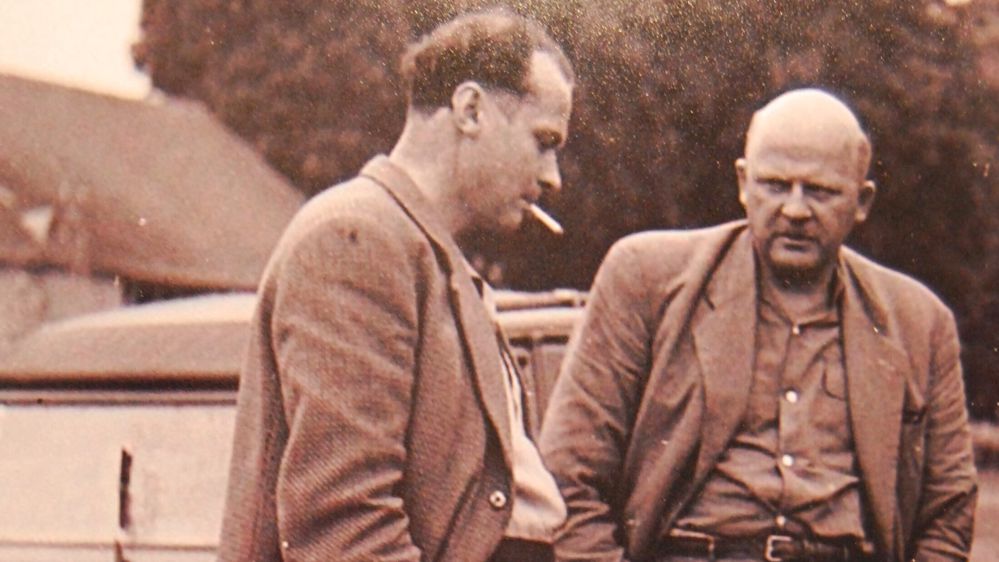 Dans les années 1920, les vagues d’immigration s’amplifient avec l’exode des campagnes françaises.Joop Van Melle à gauche, et Pierre Quaak, à droite, l’un des premiers agriculteurs hollandais à migrer dans l’Yonne, à Courgenay.