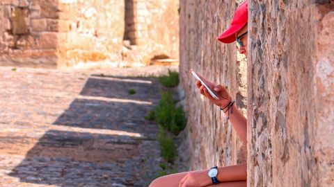 Pour voyager hors de l'Union européenne sans exploser votre budget téléphonie, des précautions s’imposent.