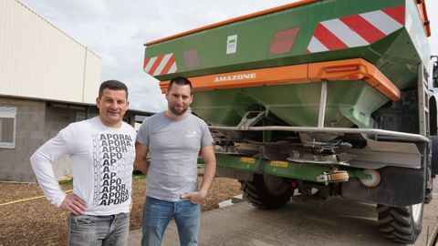De gauche à droite : Cyril Marolleau et Rémi Besnault, cogérants de la SARL Agro Tech Environnement, ont déployé l’utilisation des outils numériques pour optimiser l’organisation du travail et développer le potentiel des cultures. De gauche à droite : Cyril Marolleau et Rémi Besnault, cogérants de la SARL Agro Tech Environnement, ont déployé l’utilisation des outils numériques pour optimiser l’organisation du travail et développer le potentiel des cultures.