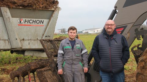 Philippe Clément (à droite), cogérant de l’ETA du même nom, et Alexandre, le chauffeur qui réalise les prestations d’épandage. Le chargeur frontal permet à une seule personne de gérer le chantier. Philippe Clément (à droite), cogérant de l’ETA du même nom, et Alexandre, le chauffeur qui réalise les prestations d’épandage. Le chargeur frontal permet à une seule personne de gérer le chantier.
