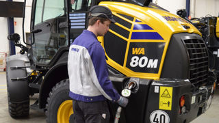 Premier remplissage de réservoir d'une machine Komatsu avec un carburant HVO dans l'usine allemande de Hanovre.