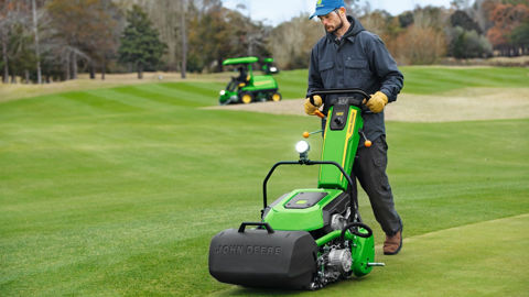 Le modèle 185 E-Cut de John Deere en action. Le modèle 185 E-Cut de John Deere en action.