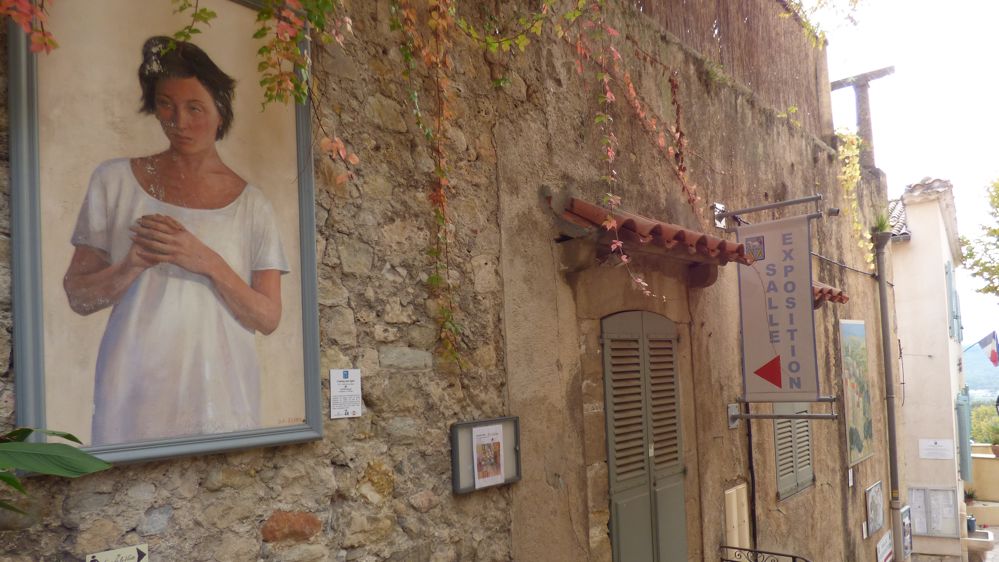 Exposition permanente, les œuvres de 70 artistes jalonnent les rues escarpées de ce village haut-perché du pays de Fayence.