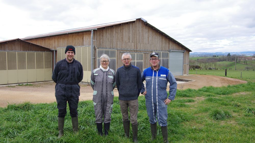 Philippe et Claudie Durel, en compagnie de deux de leurs fils, Clément (avec les lunettes) et Adrien.